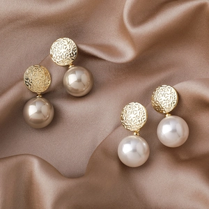 Boucles d'Oreilles Rondes en Métal Martelé Rétro Français Avec Grande Künstliche Perle Pendante Bijoux Élégants Minimalistes Femme Fête Mariage