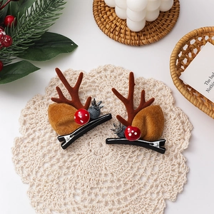 Details von Weihnachts-Rentier-Haarspangen mit Plüschbeeren auf Spitzenuntergrund