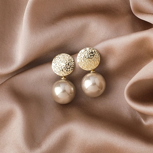 Boucles d'oreilles perles champagne élégantes avec disque en métal doré sur soie