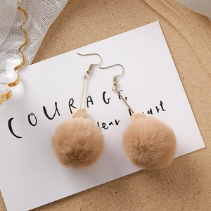 Détail de boucles d'oreilles en peluche marron avec perles en bois et crochets dorés