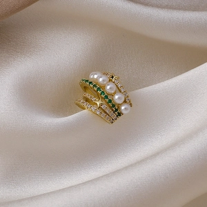 Manchette d'oreille dorée multicouche avec perles, pierres vertes et étoile dorée