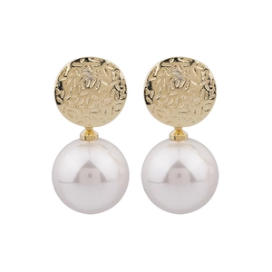 Boucles d'oreilles dorées à texture martelée et grandes perles blanches élégantes