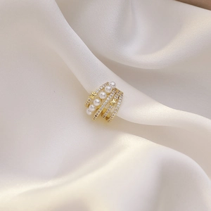 Manchette d'oreille multicouche dorée avec perles, zircons et étoile sur de la soie