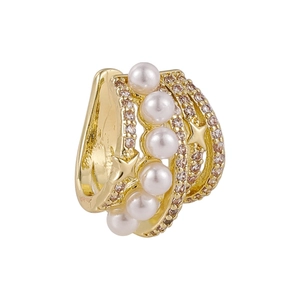 Manchette d'oreille dorée multicouche avec perles blanches et accents d'étoiles