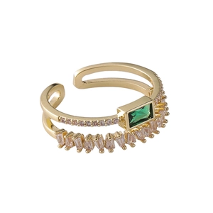 Elegante anello a doppio strato dorato con smeraldo verde e pietre di zircone rosa