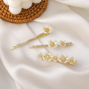 Lot de 3 barrettes à cheveux dorées avec fleurs de camélia en nacre et strass fins