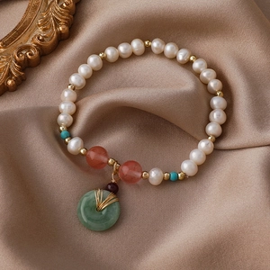 Vintage Süßwasserperlen Armband mit grünem Jade-Anhänger und goldenen Metallperlen
