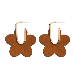 Boucles d'oreilles fleur marron avec crochets en U dorés et texture bois naturelle