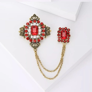 Broche vintage dorée avec gemme rouge et chaîne à glands pour costumes