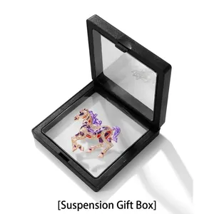 Charmante Emaille-Pony-Brosche mit Kristallen in einer schwebenden Geschenkbox für Schmuck