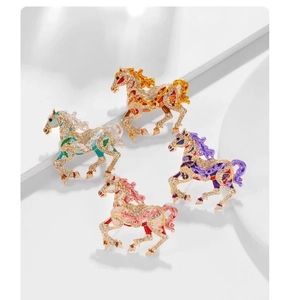 Exquisite Pferde-Broschen-Set in vier Farben mit funkelnden Strasssteinen und Emaille