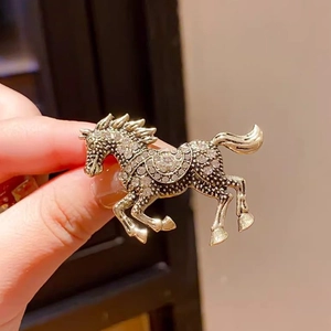 Vintage Galloping Steed Horse Brooch Pin For Women Men Rhinestone Enamel Zinc Alloy Animal Corsage Anti-exposure Jewelry Gift