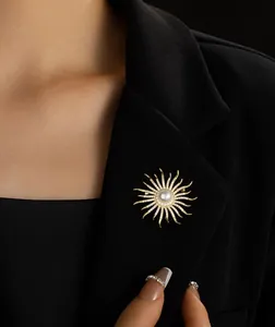 Detalle de un broche de girasol con perla y cristales en una solapa de traje