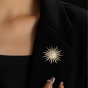 Elegante broche de girasol dorado con perla blanca y cristales en solapa de blazer