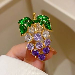 Broche élégante en grappe de raisin dorée avec feuilles vertes et cristaux violets