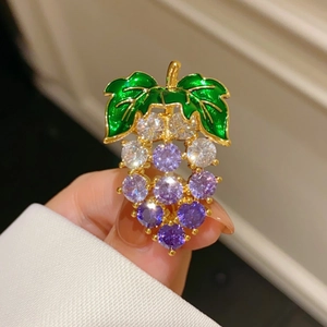 Broche élégante en forme de grappe de raisin violette avec zircons et feuilles vertes
