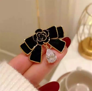 Broche vintage française camélia noir avec nœud et pendentif en cristal en goutte