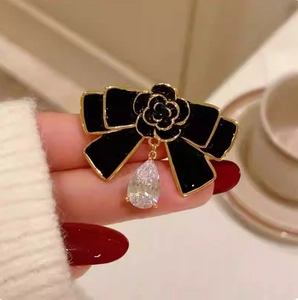 Broche vintage française en émail avec nœud, camélia et pendentif en cristal