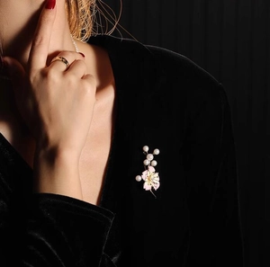 Broche fleur de pêcher rose avec perles sur velours noir, épinglette florale élégante