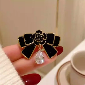 Broche nœud émaillé noir vintage français avec fleur de camélia et pendentif cristal