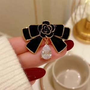 Broche nœud vintage française avec détail camélia et pendentif en zircone en goutte
