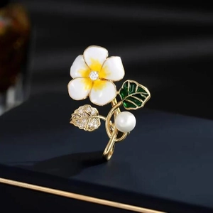 Broche fleur en émail élégante avec pétales blancs, cristaux et détail de perle blanche