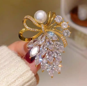 Élégante broche nœud dorée avec perles blanches et cristaux marquise pour femme