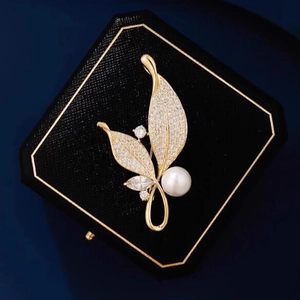 Broche Élégante en Alliage Doré en Forme de Feuille Pour Femme Avec Ornement en Zirconium Et Grande Künstliche Perle Pour Mariage Bijoux