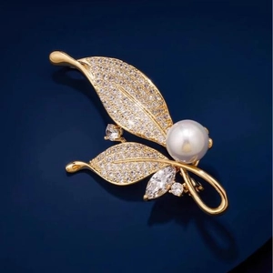 Broche élégante en forme de feuille avec perle blanche et cristaux brillants