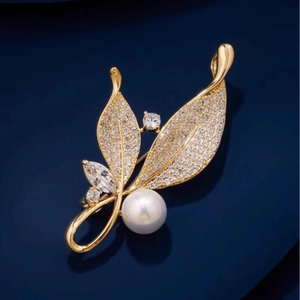 Élégante broche feuille dorée avec micro-pavé de zircons et grande perle brillante