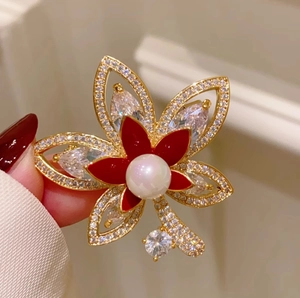 Elegante spilla a foglia d'acero con petali rossi, perla centrale e cristalli per tailleur