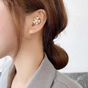 Detailed view of elegant flower ear cuff with white pearl and sparkling crystals