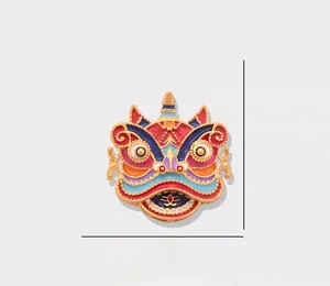 Détail de la broche Danse du Lion Chinois montrant les dimensions 42mm hauteur et 40mm largeur