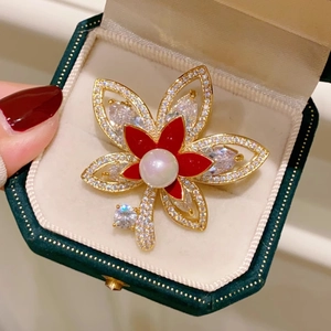 Elegante spilla a foglia d'acero con petali rossi e perle per accessori tailleur donna