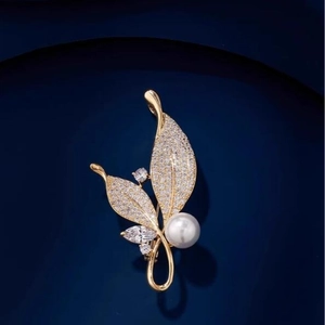 Broche élégante en forme de feuille dorée avec perles blanches et zircons brillants