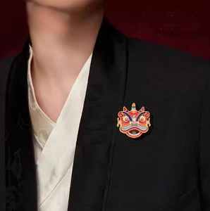 Broche exquise de lion chinois en émail coloré sur le revers d'une veste de costume noire