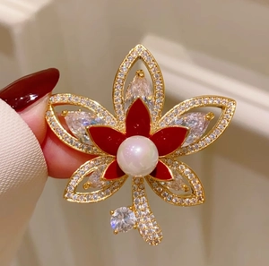 Elegante spilla a foglia di acero con smalto rosso, perla bianca e cristalli lucenti