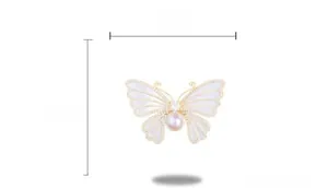 Vue détaillée de la broche papillon en émail avec les dimensions 4.8cm de large et 3.1cm