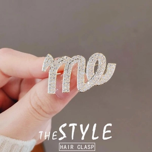 Eleganter Metall-Haarclip mit ME-Buchstabendesign und funkelnden Strasssteinen
