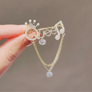 Elegant gold Queen brooch with rhinestones, pearl crown and hanging tassel chains