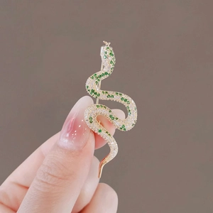 Elegante spilla a serpente in stile cinese con pietre di zircone bianche e verdi