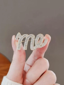 Eleganter Gold-Metall-Brosche im ME-Buchstaben-Design mit funkelnden weißen Strasssteinen