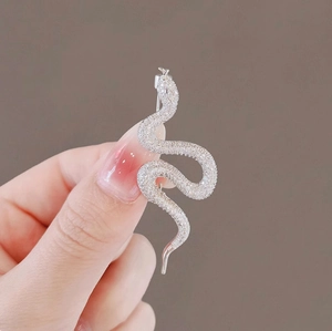 Spilla a serpente in argento elegante per donna con cristalli lucenti per completi