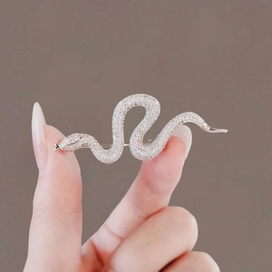 Elegante spilla a serpente argentata per donna con pavé di cristalli scintillanti