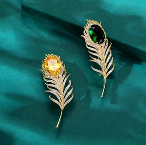 Broche en Alliage de Plume de Luxe pour Femmes Design Haut de Gamme Broche en Cristal Incrustée de Strass Bijoux Élégants pour Banquet
