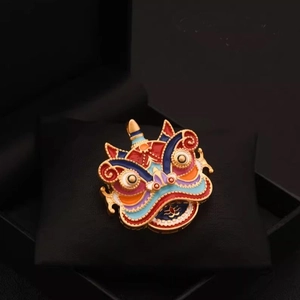 Broche lion chinois colorée en émail présentée sur un support élégant en velours noir