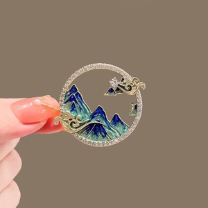 Broche chinoise classique en émail avec paysage vert, nuages dorés et cristaux fins