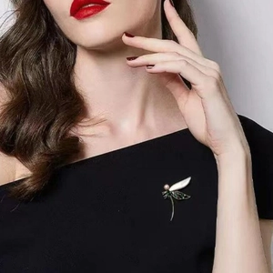 Elegante Libellen-Brosche mit Perle und Muschelflügeln an schwarzem Kleid