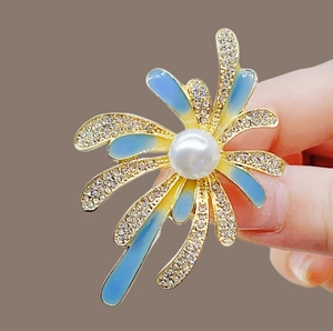 Broche feu d'artifice bleu élégante avec émail dégradé, perle centrale et cristaux brillants