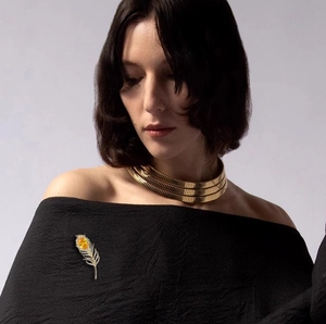Broche plume dorée élégante avec pierre ambre et collier choker à couches pour femme